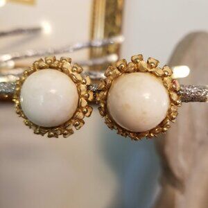 Vintage Brushed Gold tone Flower Enamel White Marble MCM Glamour Clip On Earring